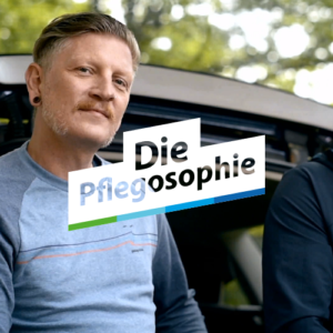 Titelbild der Pflegosophie Recruiting Kampagne der Healthcare Werbeagentur mcs mit 2 am Auto sitzenden Altenpflegern