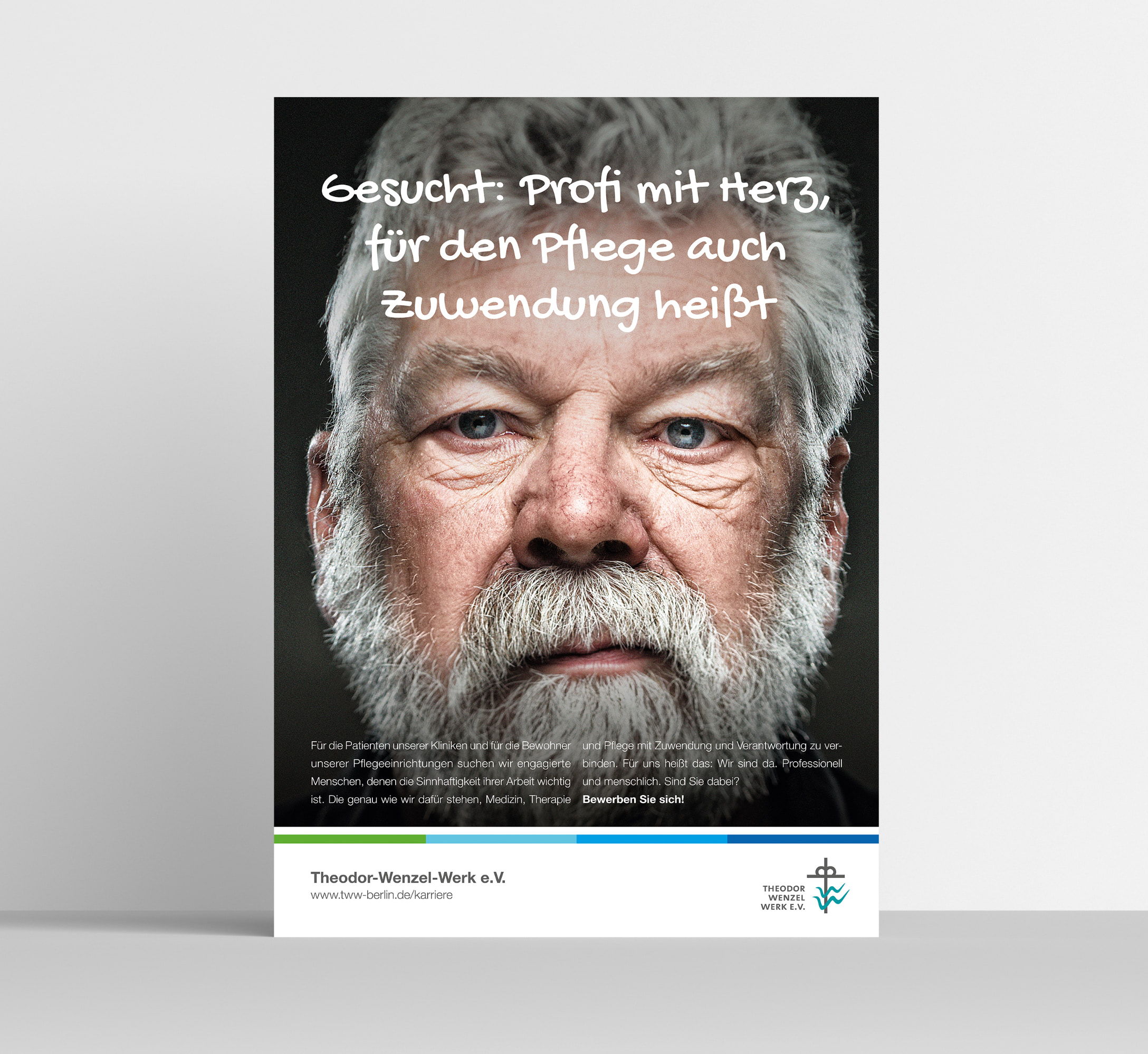 Auf einem Kampagnenmotiv für Personalmarketing der Healthcare Werbeangentur mcs schaut ein älterer Mann geradewegs in die Kamera