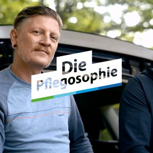 Titlebild der Pflegosophie Recruiting Kampagne der Healthcare Werbeagentur mcs mit 2 am Auto sitzenden Altenpflegern